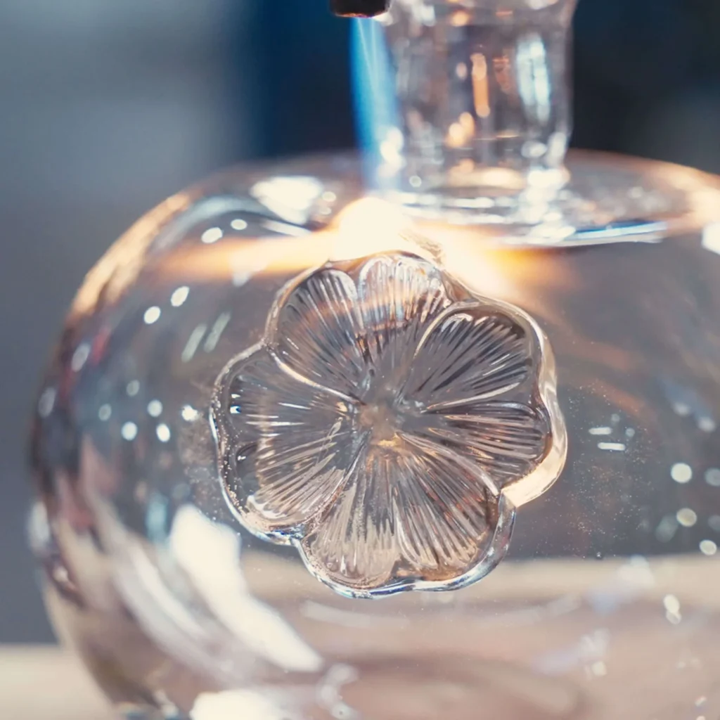 An image of Lalique Fortune leaves crystal perfume